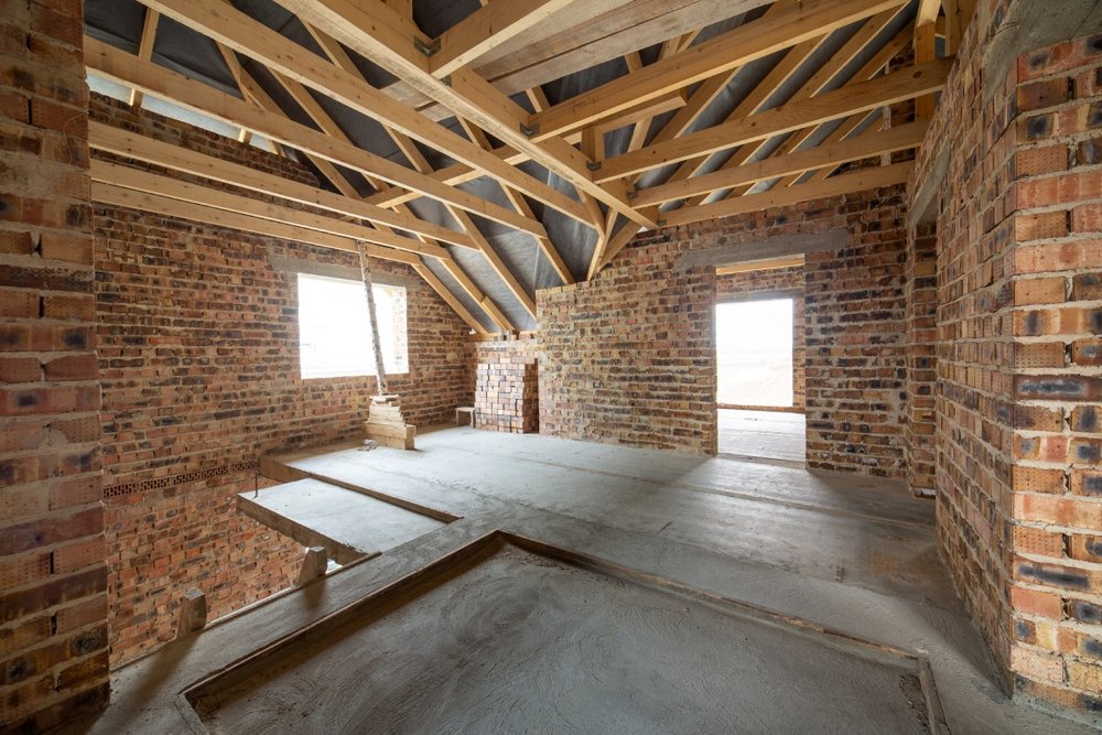 Innenansicht eines Rohbaus mit Dachstuhl aus Holz