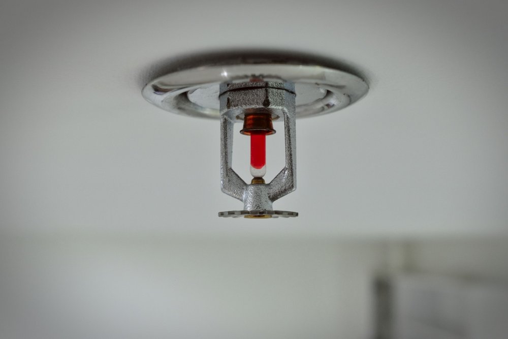 Sprinkleranlage an der Decke für Brandschutz