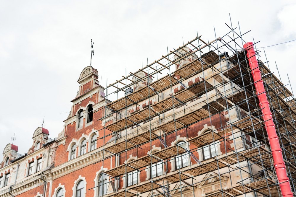 Gerüst an der Fassade eines großen Altbaus
