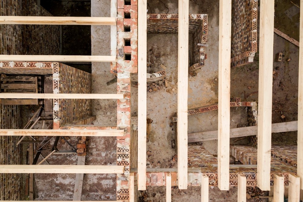 Balkengerüst eines Daches bei einem Neubau