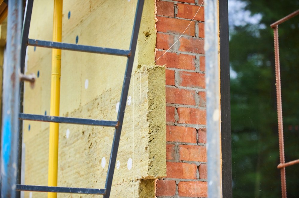 Anbringung von Isolierung an einer Fassade mit Gerüst