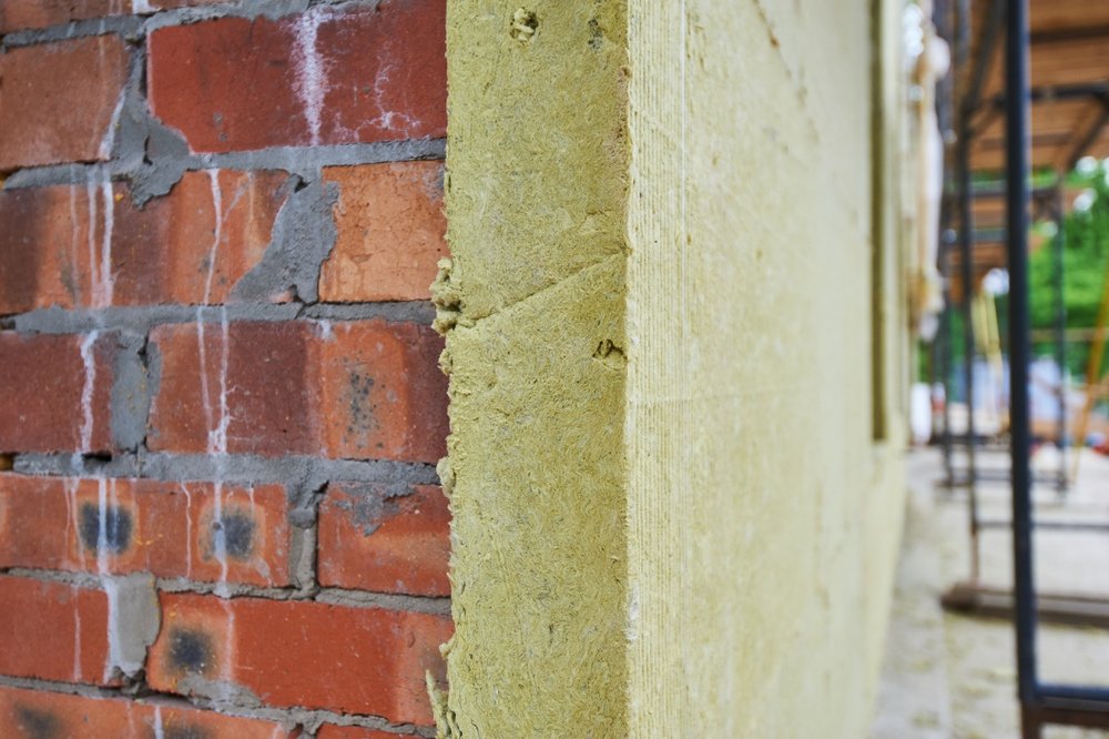 Isolierungsmaterial an der Fassade angebracht
